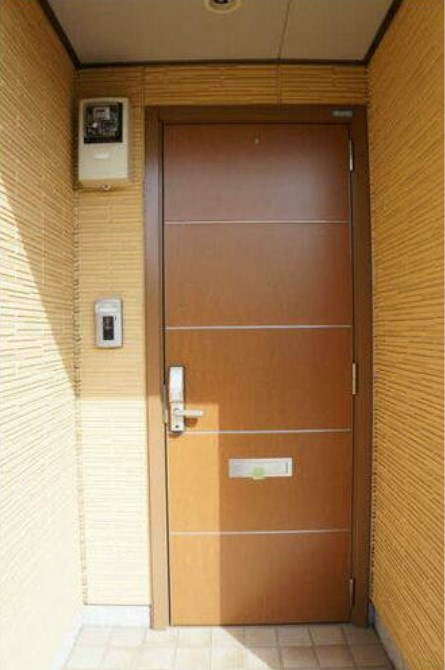 カーサソレアードC棟の玄関