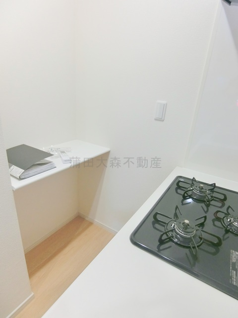 宮澤邸のキッチン|後方に棚あり