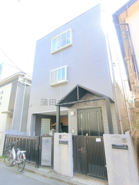 宮澤邸の外観|1995年8月築　木造地上3階建て
東京都大田区蒲田1丁目　JR京浜東北線蒲田駅徒歩8分、京浜急行本線京急蒲田駅徒歩10分