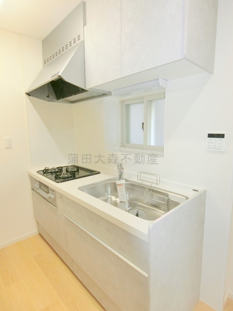 宮澤邸のキッチン|窓付3口ガスグリル付システムキッチン