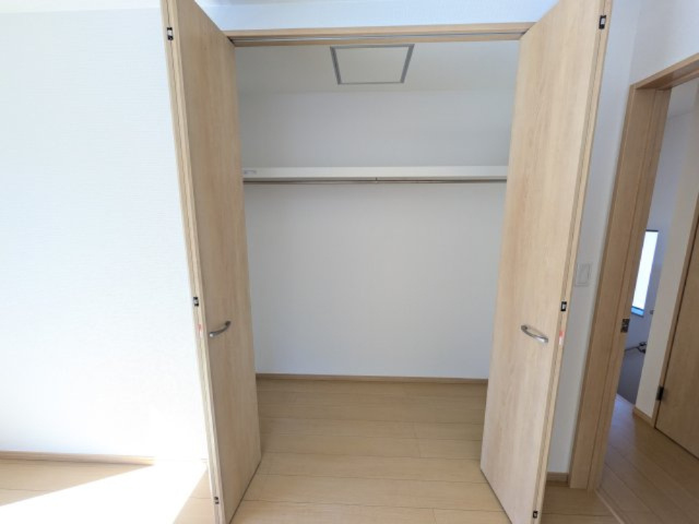 ひたちなか市相金町13番　新築戸建ての収納|大容量のクローゼット。衣類はもちろん、スーツケースや季節の家電もまとめて収納でき、居室空間をすっきりと保ちます。