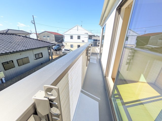 ひたちなか市相金町13番　新築戸建てのバルコニー|洗濯物も布団もまとめて干せるワイド設計。
広々としたワイドバルコニーで、家事の効率が上がり、日々の暮らしが快適になります。