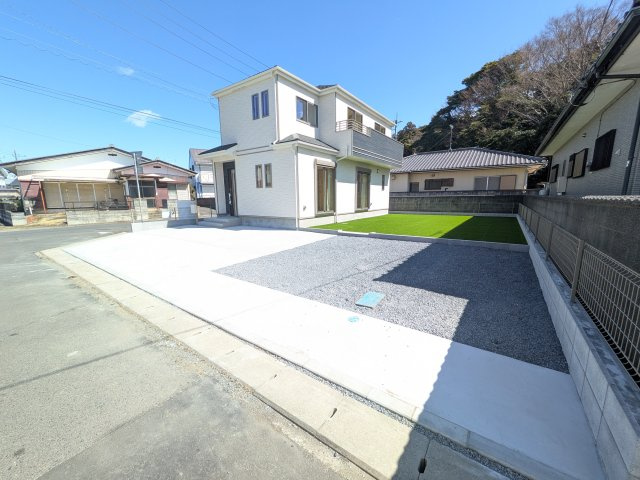 ひたちなか市相金町13番　新築戸建ての前面道路含む現地写真|現地完成済で建物や駐車場、お庭も全てご覧いただけます。。
本日のご見学も可能です♪
お気軽にお電話またはお問い合わせください。