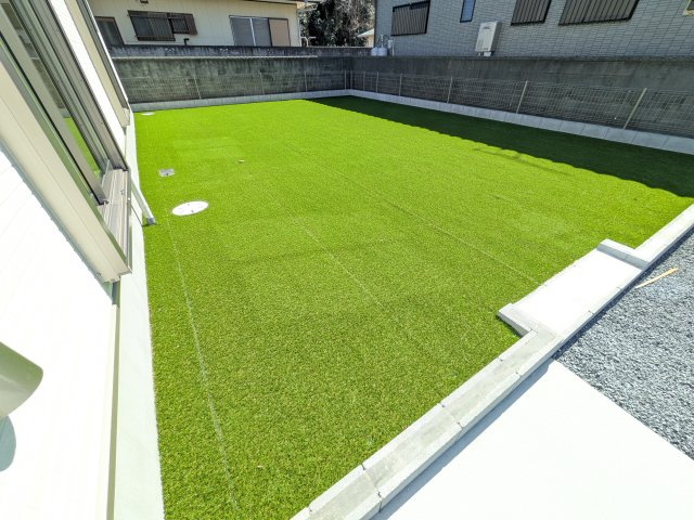 ひたちなか市相金町13番　新築戸建ての庭|リビングに明るい光を届ける南庭。
お子様の遊び場やペットのスペースとしても最適です。
室内外で心地よい暮らしが叶います。