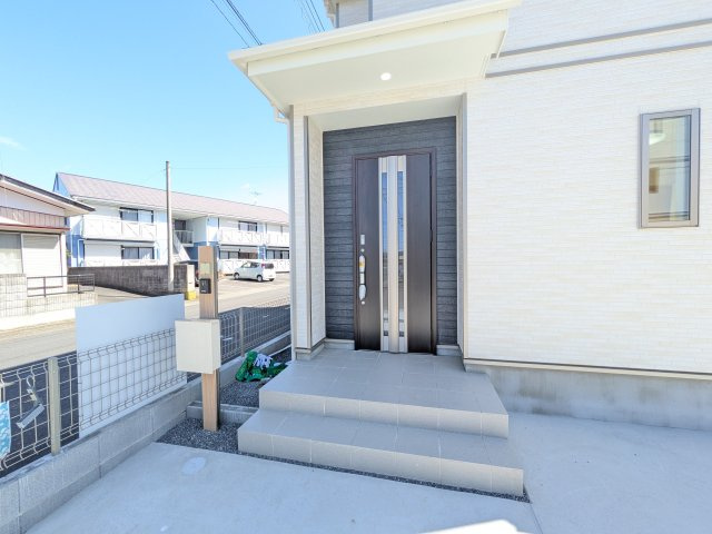 ひたちなか市相金町13番　新築戸建ての玄関|お洒落な玄関ドアと洗練された外壁デザイン。家の顔にふさわしい上質な佇まいで、ご家族やお客様を迎えます。