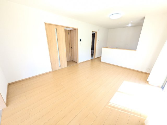 ひたちなか市相金町13番　新築戸建ての居間・リビング|居心地の良いデザインと機能性を両立。ご友人を招いたり、趣味を楽しんだり、様々なシーンで活躍する団らんの中心地です。