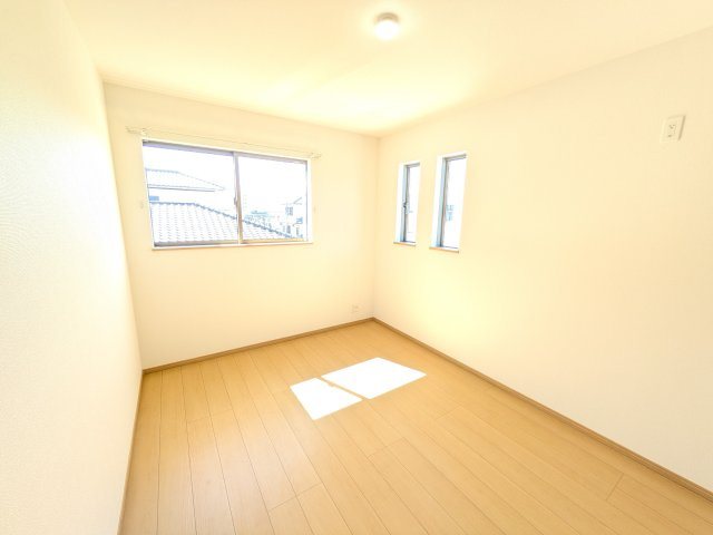 ひたちなか市相金町13番　新築戸建ての洋室|たっぷり収納と明るい窓で、片付けも気持ち良くできる洋室。
お子様の「自分の部屋が欲しい」という夢を叶えます。