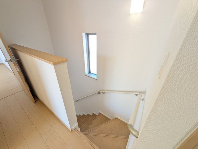 ひたちなか市相金町13番　新築戸建ての内装|窓付きで明るい階段は、手すり付きでお子様からご年配の方まで安心して上り下りができます♪