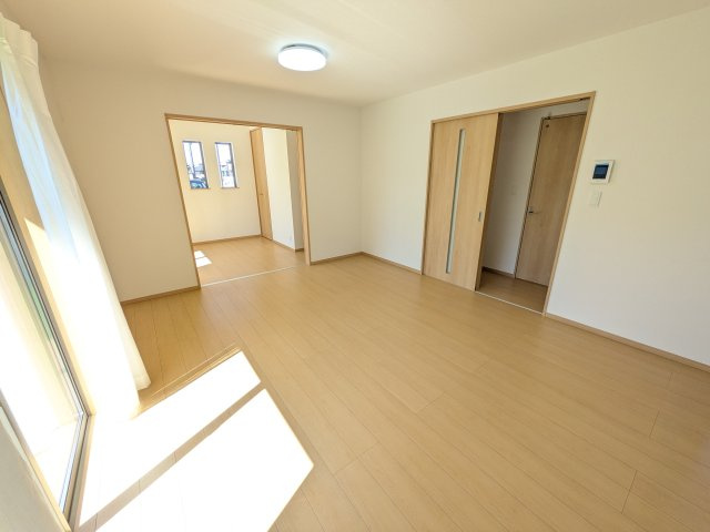 ひたちなか市相金町13番　新築戸建ての居間・リビング|家族の会話が自然と弾む、広々としたゆとりのLDK。南向きの窓からたっぷりの光が射し込む明るく快適な空間です。