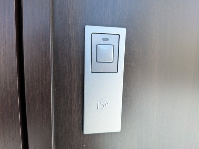 ひたちなか市相金町13番　新築戸建ての玄関|鍵の施錠・開錠はお手持ちのスマホやカードでラクラク操作。
荷物が多い日や雨の日もスムーズに出入りできるスマートキー採用です。