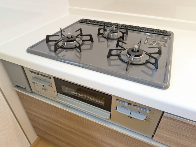 ひたちなか市相金町13番　新築戸建てのキッチン|忙しい毎日の調理をサポートする三ツ口コンロ。
煮る・焼く・温めると同時進行で、効率よく時短料理が叶います♪
