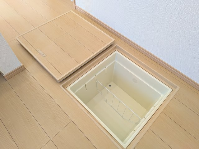 ひたちなか市相金町13番　新築戸建てのキッチン|災害時にも安心な備蓄品の保管スペースとして活用可能。
日常使わないモノを隠して収納し、生活空間を広く使えます。