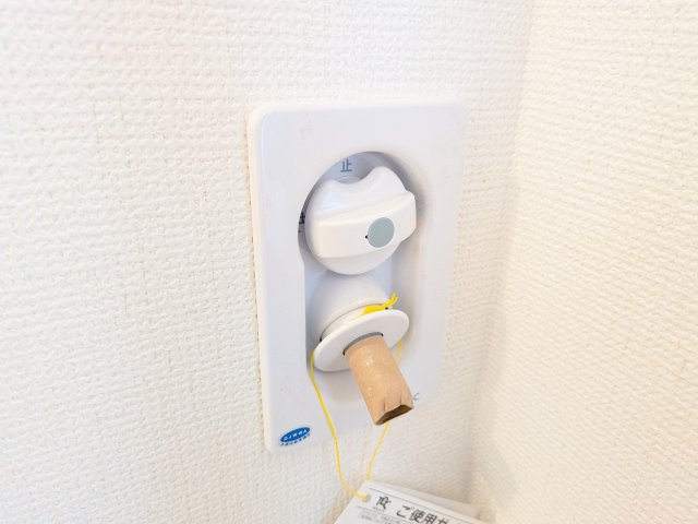 ひたちなか市相金町13番　新築戸建ての設備|壁にすっきり埋め込まれた専用水栓を採用。
ホースが外れても水が止まる緊急止水機能付きで、万が一の漏水事故も防ぐ安全設計です。