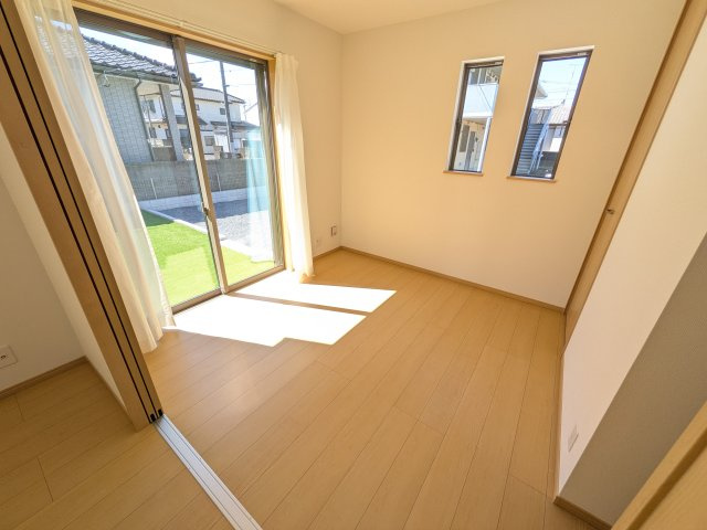 ひたちなか市相金町13番　新築戸建ての洋室|リビングと繋がる多目的スペース。引き戸を開ければ広々LDK、閉じれば客間や書斎、お子様の遊び場に早変わりします。