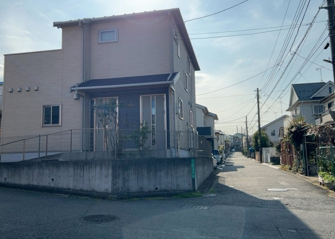 【前面道路含む現地写真】 | 住宅用の土地では前面道路に2m以上接していなければならないと法律で定められています。しかし、お持ちの車のサイズやライフスタイルなどにより、2mでは利便が悪い場合もございますので、事前に確認しましょう。