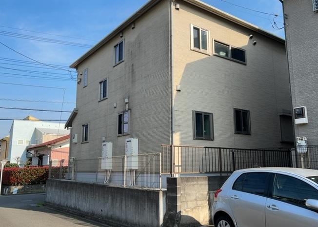 【外観】 | 道幅が広い場所は日当たりや風通が良好です。幅が広いのですれ違いも可能ですし大きな車でも駐車可能！一方で、大型車が通ることも多くなるため交通量の増加により騒音に繋がります。また土地の値段が高くなります。