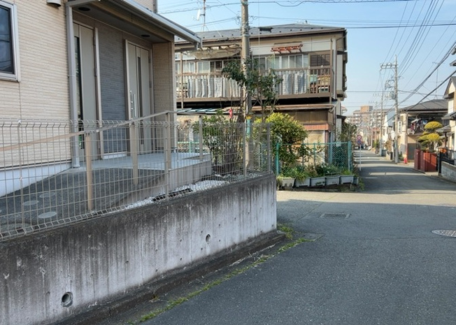 【庭】 | 庭があることでガーデニングや家庭菜園はもちろん、こどもの遊び場やペットを放して遊ぶことができます。また、家の周囲に余裕があるということです。隣地との間があれば、十分な日当たりと、風通しが確保できます。