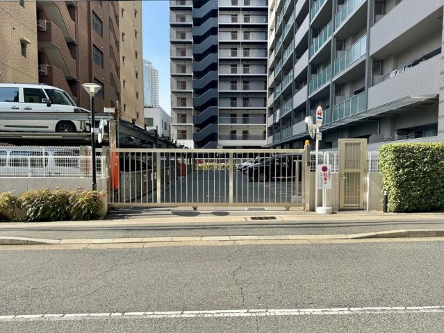 ルネ神戸磯上通の駐車場