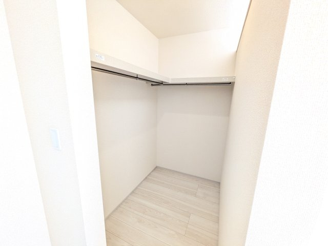 小美玉市清風台団地第6の収納|衣類や季節ものバッグ、帽子などの小物もまとめて収納できる広々としたウォークインクローゼット♪