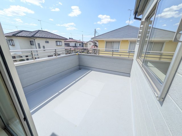 小美玉市清風台団地第6のバルコニー|広々としたワイドバルコニーは、日当たり良好で毎日の洗濯物干しに最適です。