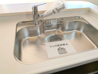小美玉市清風台団地第6のキッチン|シンク奥まで引き出せる水栓と、調理スペースとしても使える多機能シンク。
効率的で快適なキッチンワークをサポートします。