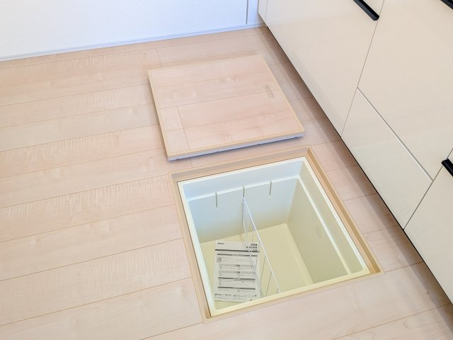 小美玉市清風台団地第6のキッチン|キッチン周りのストック品収納に便利な床下収納。
かさばる飲料水や調味料をまとめてストックでき、キッチンがスッキリ片付きます。