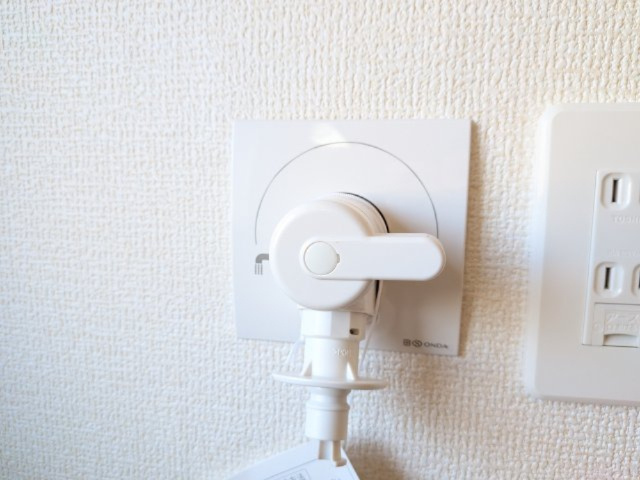 小美玉市清風台団地第6の設備|埃が溜まりにくいシンプルなデザインでお掃除も簡単！
水栓本体の耐久性も高く、緊急止水機能で給水ホースの破損による水漏れ事故を徹底的に防止します。
安全性、快適性、清掃性のすべてを兼ね備えています。