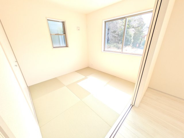 小美玉市清風台団地第6の洋室|リビングと繋がる多目的スペース。引き戸を開ければ広々LDK、閉じれば客間や書斎、お子様の遊び場に早変わりします。