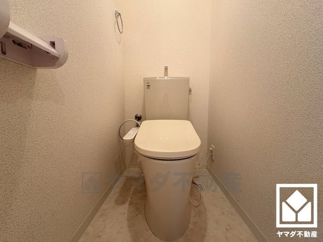 イスズハイツベル立花パート1のトイレ|明るく清潔感溢れるトイレです。温水洗浄便座付きで、季節を問わずいつでも温かい便座をお使いいただけます。