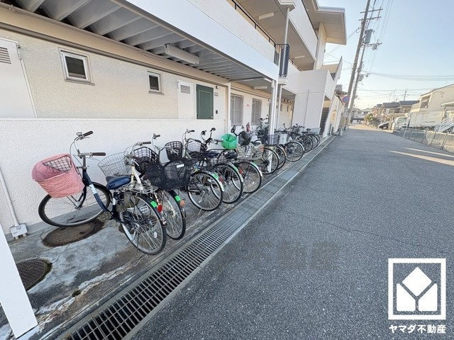 イスズハイツベル立花パート1の駐車場|駐輪場を完備しています。広々としており、使い勝手の良い設計です。