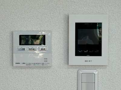【防犯設備】 | 椿黒町売家 | リビングの給湯リモコンとTVモニター付きインターホンです。