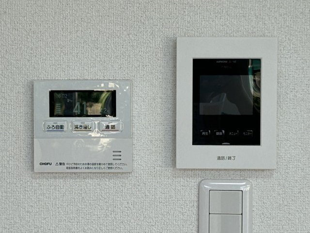 【防犯設備】 | 椿黒町売家 | リビングの給湯リモコンとTVモニター付きインターホンです。