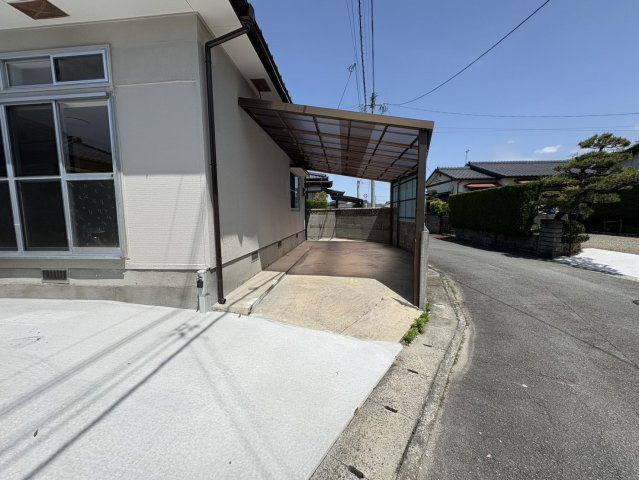 【駐車場】 | 椿黒町売家 | 駐車場の近くに外水栓があるため、洗車にとても便利です。
