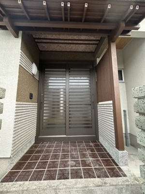 【玄関】 | 椿黒町売家 | 玄関戸もリフォーム済みです。ダブルロックで防犯性能も高いです