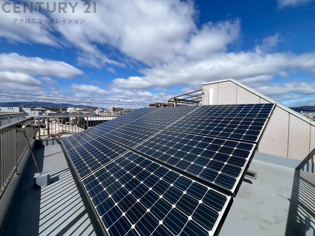 太陽光パネルが設置されており電気代削減し、家計への経済的効果のメリットがあります。