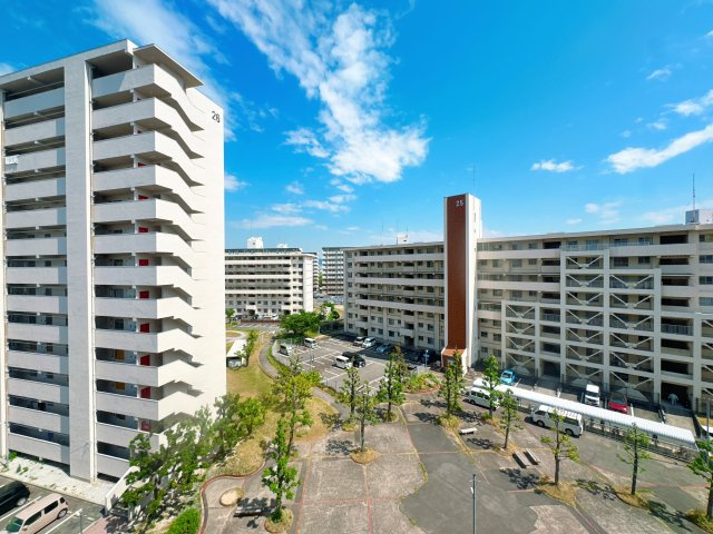 【展望】 | JGMヴェルデ板付中央公園☆仲介手数料無料☆ | 視界を遮るものがない開放的な展望。南向きで陽光がしっかり差し込み、お洗濯物もよく乾きます。心地よい風が吹き抜ける、快適なパークサイドライフを。