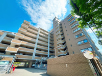 【外観】 | JGMヴェルデ板付中央公園☆仲介手数料無料☆ | 徒歩0分！信号を渡らず公園へ。お子様の遊び場や、朝のウォーキングコースとしても最適です。緑豊かな眺望が毎日の癒やしになります。