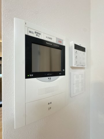 【防犯設備】 | JGMヴェルデ板付中央公園☆仲介手数料無料☆ | 【TVモニター付インターホン】来客を映像で確認できる安心の防犯設備。セキュリティ重視の方にもご満足いただける、安全な暮らしをサポートする住まいです。