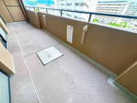 【バルコニー】 | JGMヴェルデ板付中央公園☆仲介手数料無料☆ | 【開放感のあるバルコニー】日当たり・通風良好なバルコニー。洗濯物を干すスペースとしてはもちろん、ちょっとした気分転換にも最適な開放的な空間です。周辺に高い建物が少なく、心地よい風が通り抜けます。