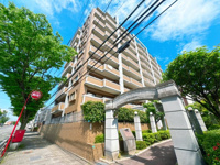 【外観】 | JGMヴェルデ板付中央公園☆仲介手数料無料☆ | 板付中央公園が目の前！小さなお子様がいるご家庭も、毎日気軽に外遊びが楽しめる絶好のロケーションです。周辺にはお買い物施設も充実しており、利便性も兼ね備えています。
