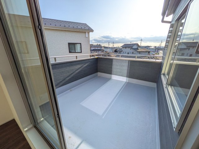 水戸内原町　第12　新築戸建　1号棟のバルコニー|広々としたワイドバルコニーは、日当たり良好で毎日の洗濯物干しに最適です。