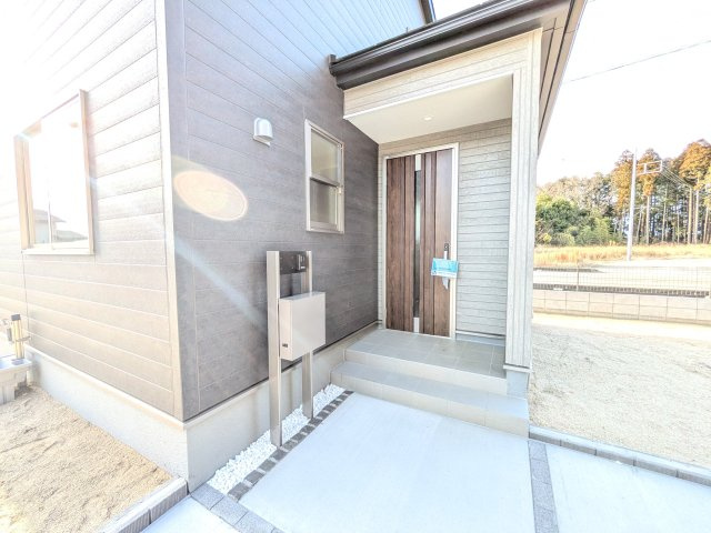 水戸内原町　第12　新築戸建　1号棟の玄関|お洒落な玄関ドアと洗練された外壁デザイン。家の顔にふさわしい上質な佇まいで、ご家族やお客様を迎えます。