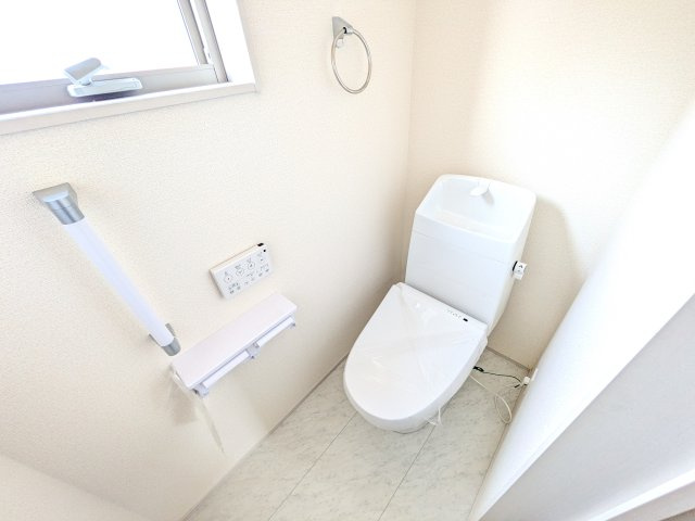 水戸内原町　第12　新築戸建　1号棟のトイレ|窓付きで明るく白を基調とした清潔感のあるトイレは温水洗浄便座付きです♪
