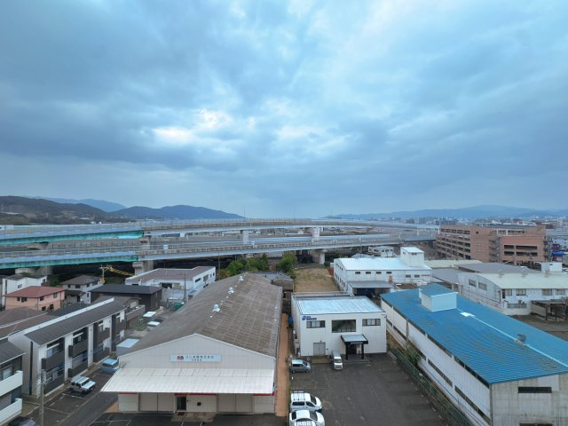 【展望】 | シティライフ空港南2☆仲介手数料無料☆ | 【10階からのパノラマ眺望】 目の前に広がる開放的な景色は、高層階住戸の特権。夜には美しい夜景も楽しめ、日常に彩りと癒やしを与えてくれます。