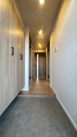 【玄関】 | シティライフ空港南2☆仲介手数料無料☆ | 【おもてなしの玄関口】 白を基調とした明るい玄関スペース。大容量のシューズボックスを備えており、家族全員の靴をスッキリと収納。住まいの顔にふさわしい、清潔感のある空間です。