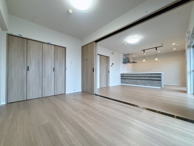 【洋室】 | シティライフ空港南2☆仲介手数料無料☆ | デザイン性と機能性を兼ね備えた、洗練されたリノベーション空間。木のぬくもりを感じる内装が、落ち着きのある住まいを演出します。お気に入りの家具を置いて、自分たちだけの特別なリビングを作り上げてください。