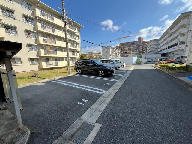 金剛第三住宅214棟の駐車場