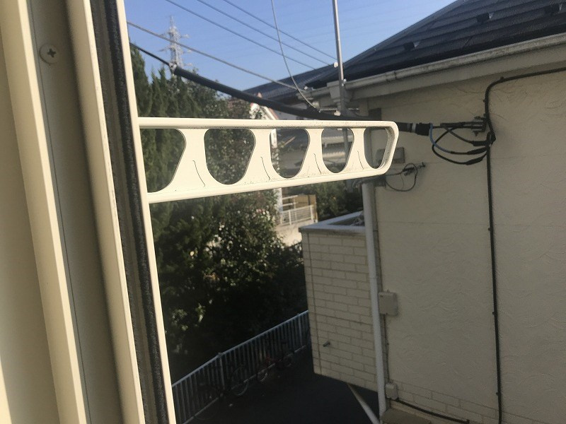 バルコニーはありませんが、物干し竿を掛ける場所はございます♪