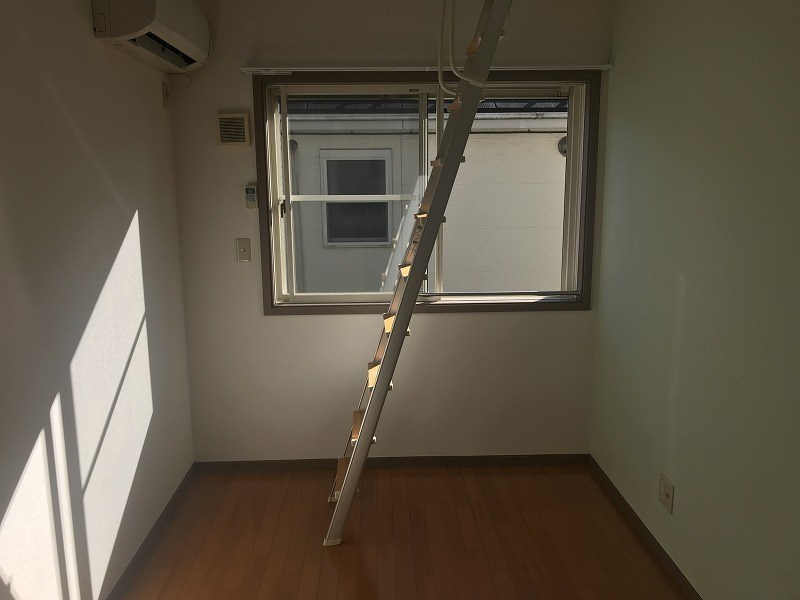 南東向き最上階２階で陽当り良好の洋室６帖です。エアコン付き♪