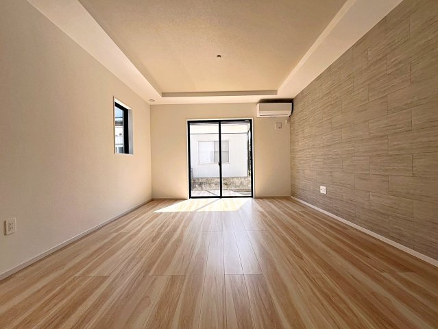新築戸建・新築建売　伊達市篭田2期　伊達小学校・伊達中学校の居間・リビング|南東側の大きな窓から日差しが入り明るいリビングはご家族皆さんの憩いの場です！